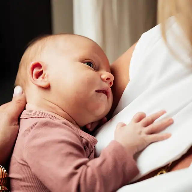 verloskundige met baby